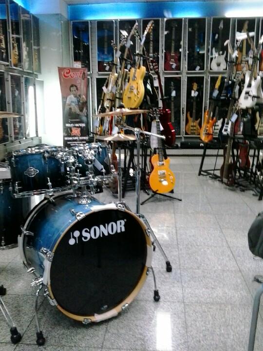 dwandemos's tweet photo. MM Music Store :)) http://t.co/Ppih6dRiAF