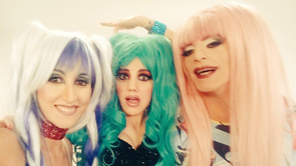 Qué os ha parecido nuestra versión de "Chueca es genial"? <a href="/TodoVaBienTV/">Todo Va Bien</a> #NicolasTVB