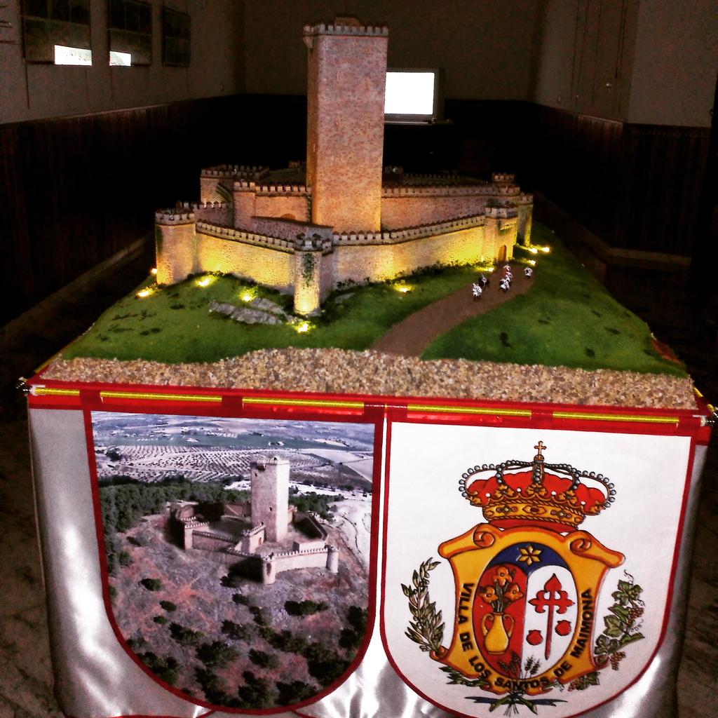 MariFm87's tweet photo. Pasote de maqueta del Castillo de mi Pueblo 😍 #eraseunavezuncastilloenlossantosdemaimona http://t.co/hWfnzTknrt