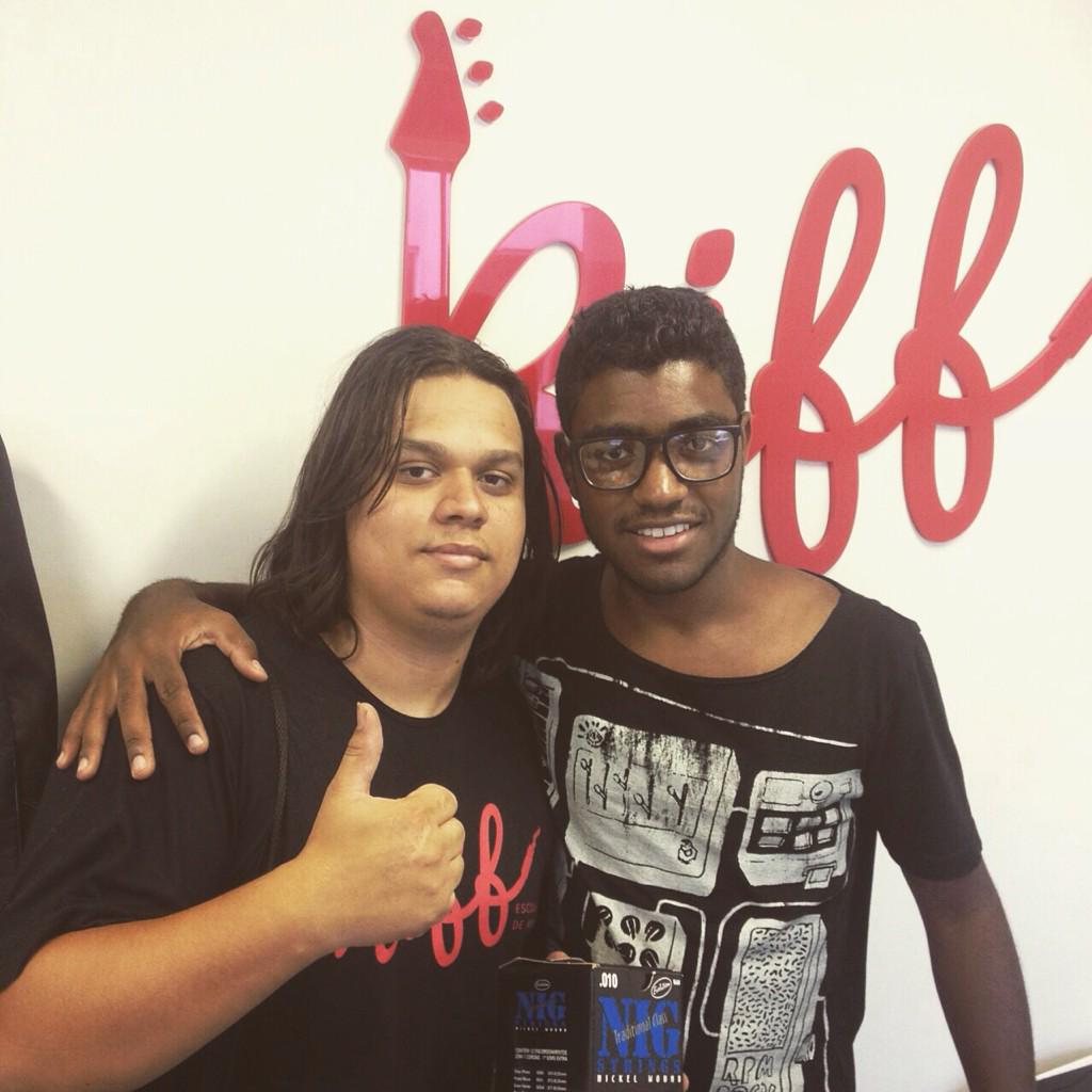 escolariff's tweet photo. Nosso amigo e parceiro @italoluthier e o professor @CleberssonSilva 
Cuide do seu instrumento 
31-33171521 http://t.co/efw0itzgaL