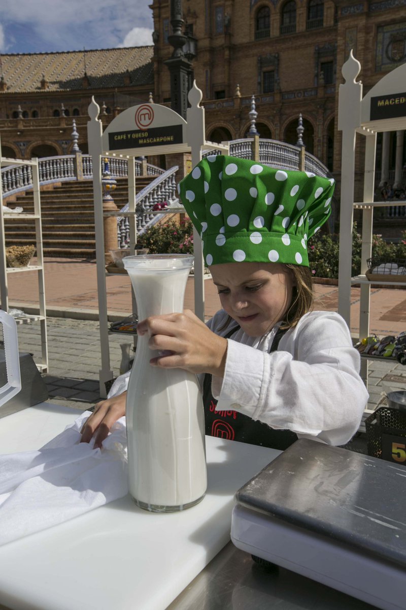 MasterChef_es's tweet photo. así es @luciamcj2... ella se inventa las recetas, a puñaos, como una abuela: pizcas, poquitos, puñaos... #mcjunior http://t.co/eJhmy1nkJC
