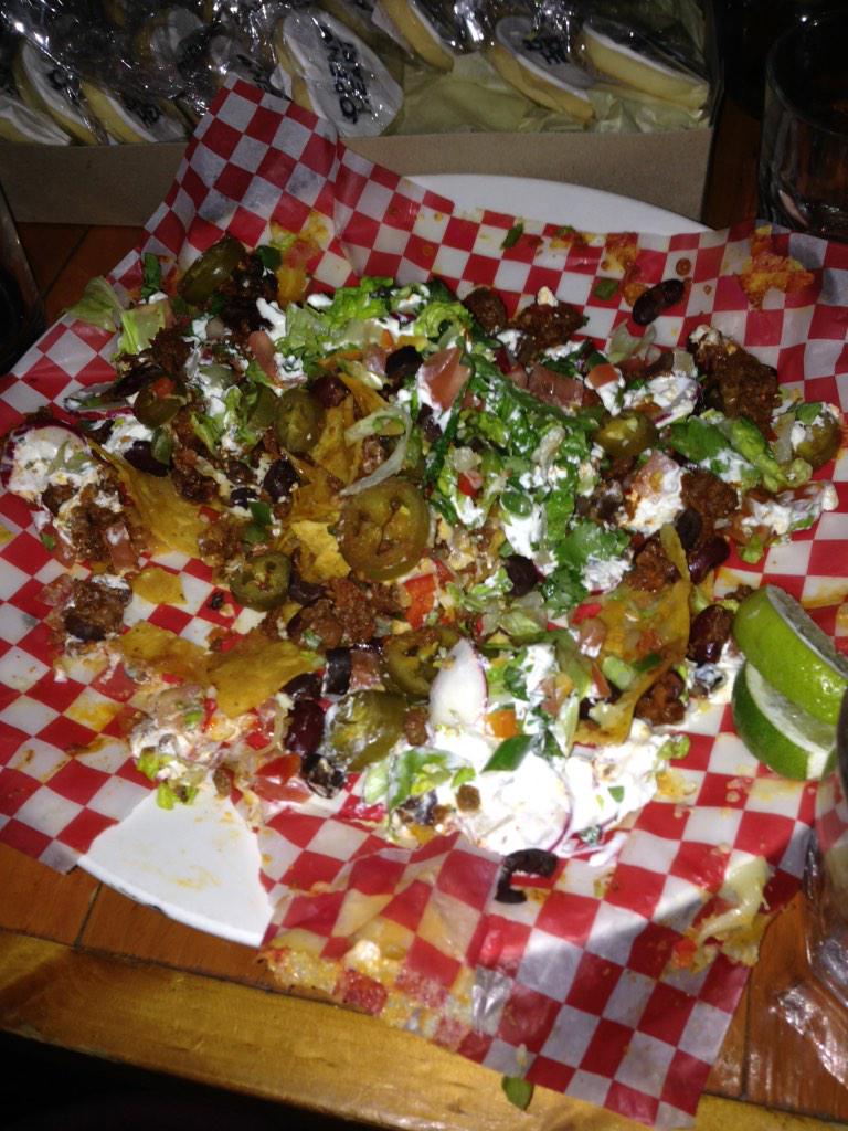 ElenaJuatco's tweet image. Do you think I can finish these nachos by the next commercial break? #freenachos #openheart
