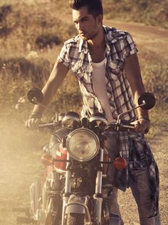 The_Book_Queen's tweet photo. Some dirt bike action #SexyBiker #BloggerBattles #ManWars http://t.co/7BXO9qQHFJ