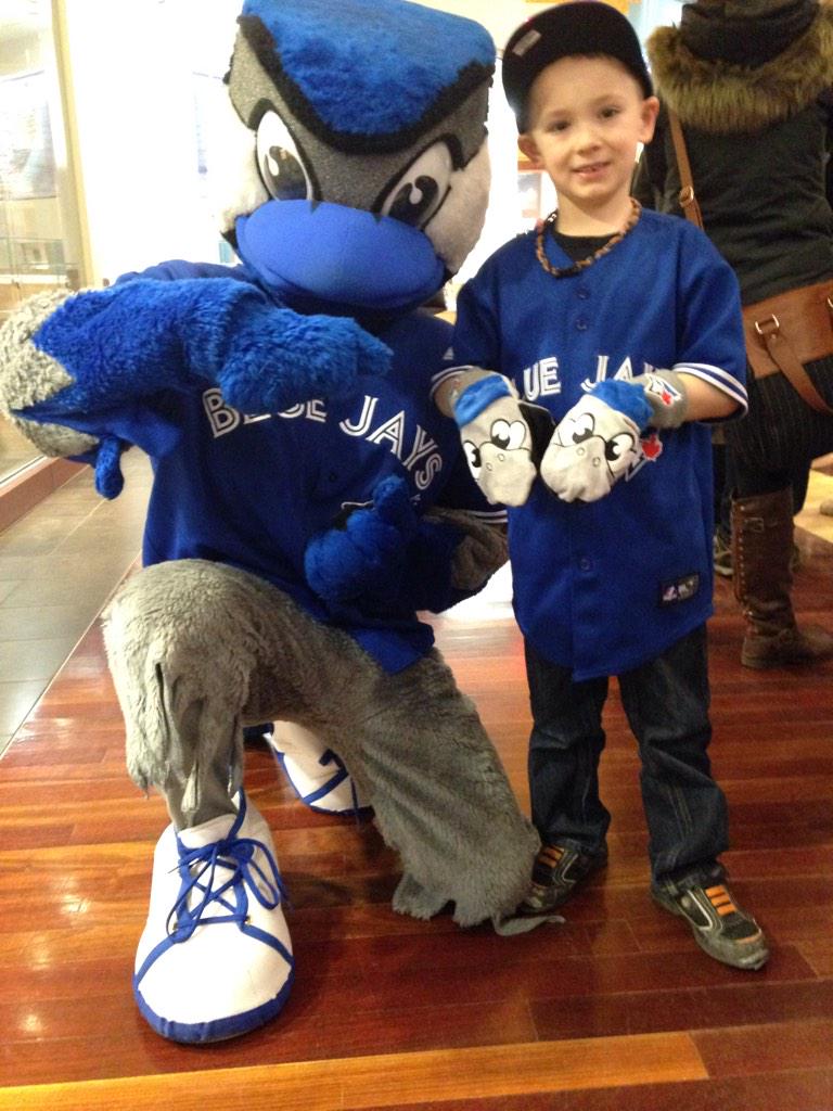 ACE_00's tweet photo. I'm out in Calgary on #wt2015 and look at my friends gloves! They are #amACEzing !!! http://t.co/tZ0EAdh81g
