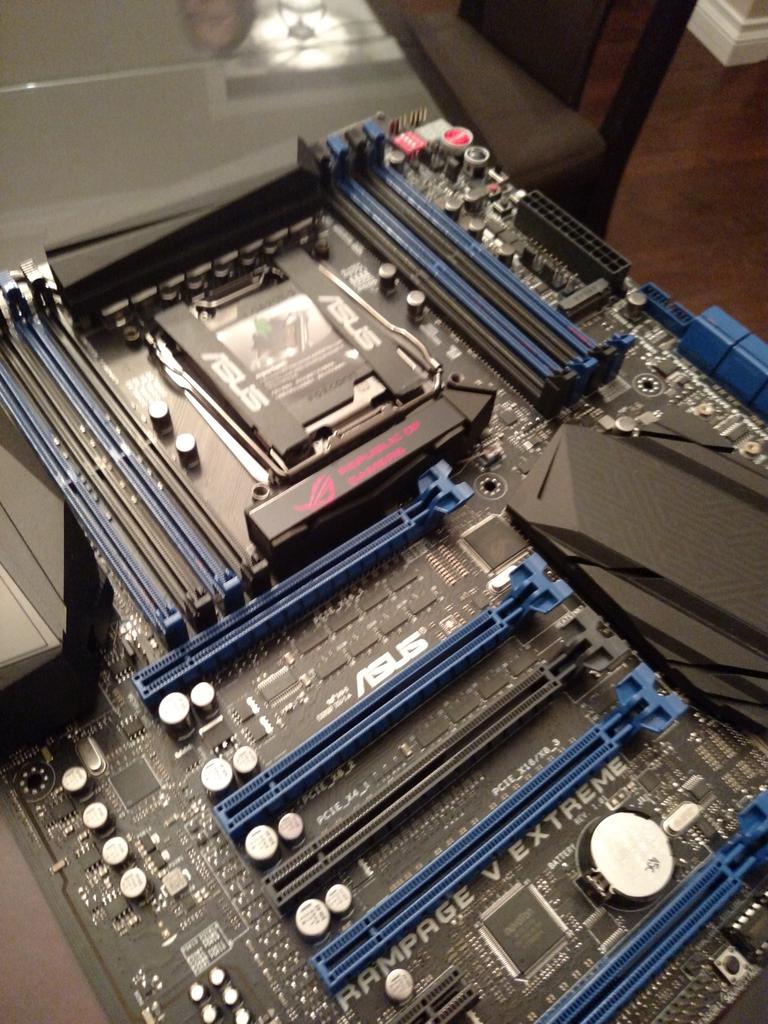 Linus Tech Tips tweet media