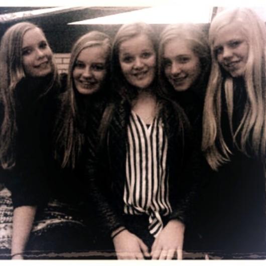 lauraboeiend's tweet photo. Missing my old best friends! 😔  @xrenateesselink - @lottexoo - @Annemieke_Vente - @hester017 :$ http://t.co/ehHTY7qdsR