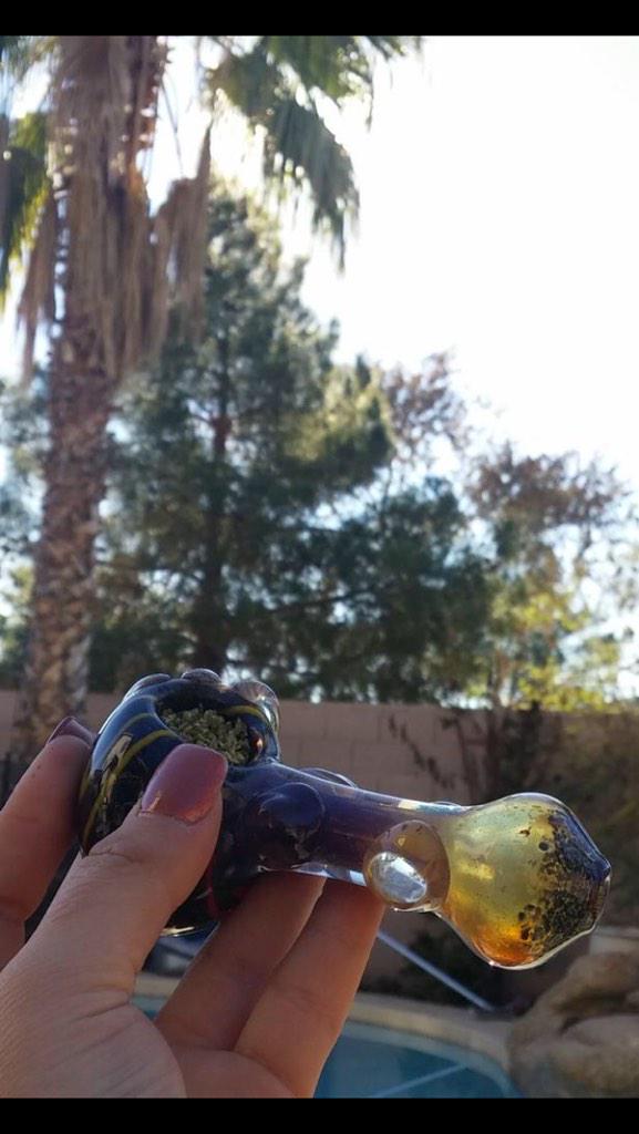 420_cloud's tweet photo. Pretty nails and good weed 😌😽💨freaking great background too😏 #weed #pot #smoke #lifted #Blaze #420_cloud http://t.co/OcKXi4ZV8M