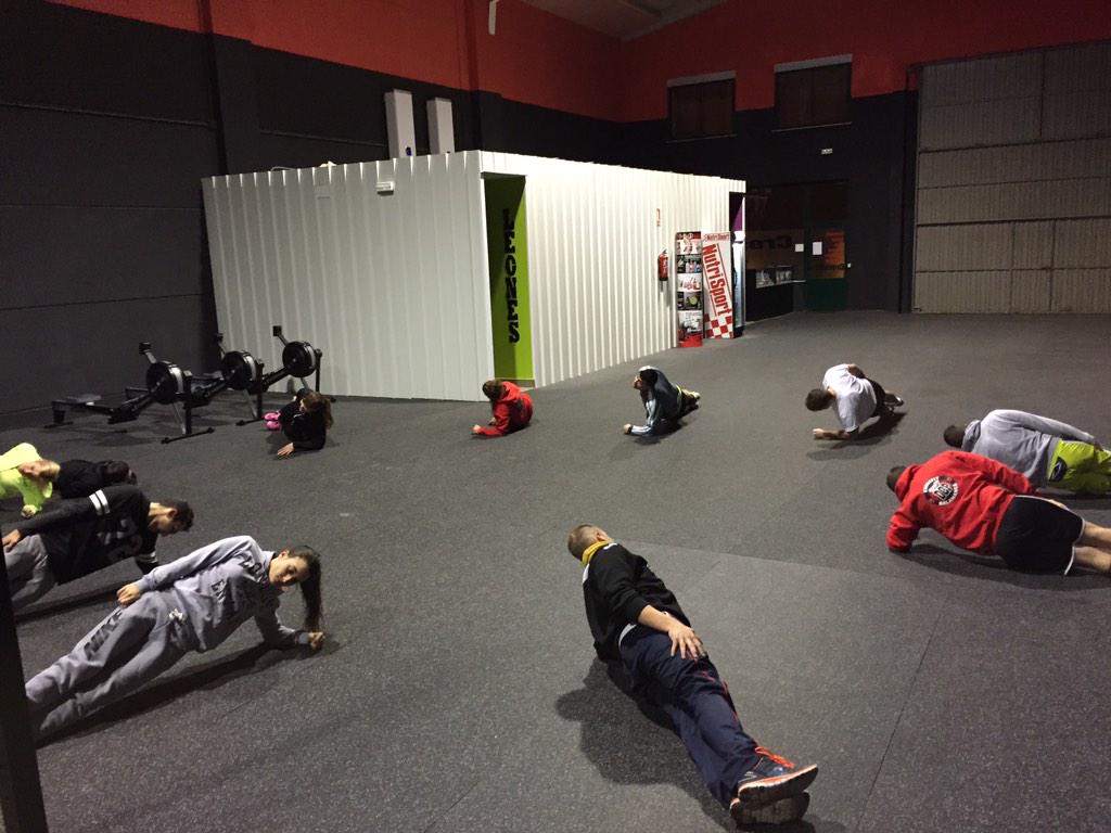 CrossFitDCP's tweet photo. Dandole caña al CORE!!!! Cada vez las personas se enganchan mas al CrossFit, y tu ¡¡a que esperas!! http://t.co/nc9vWdZd4w