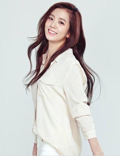 BLACKPINKGLOBAL's tweet photo. Kim jisoo #ygentnewgirl #samsoniteCF http://t.co/Z0yTL5zOmg