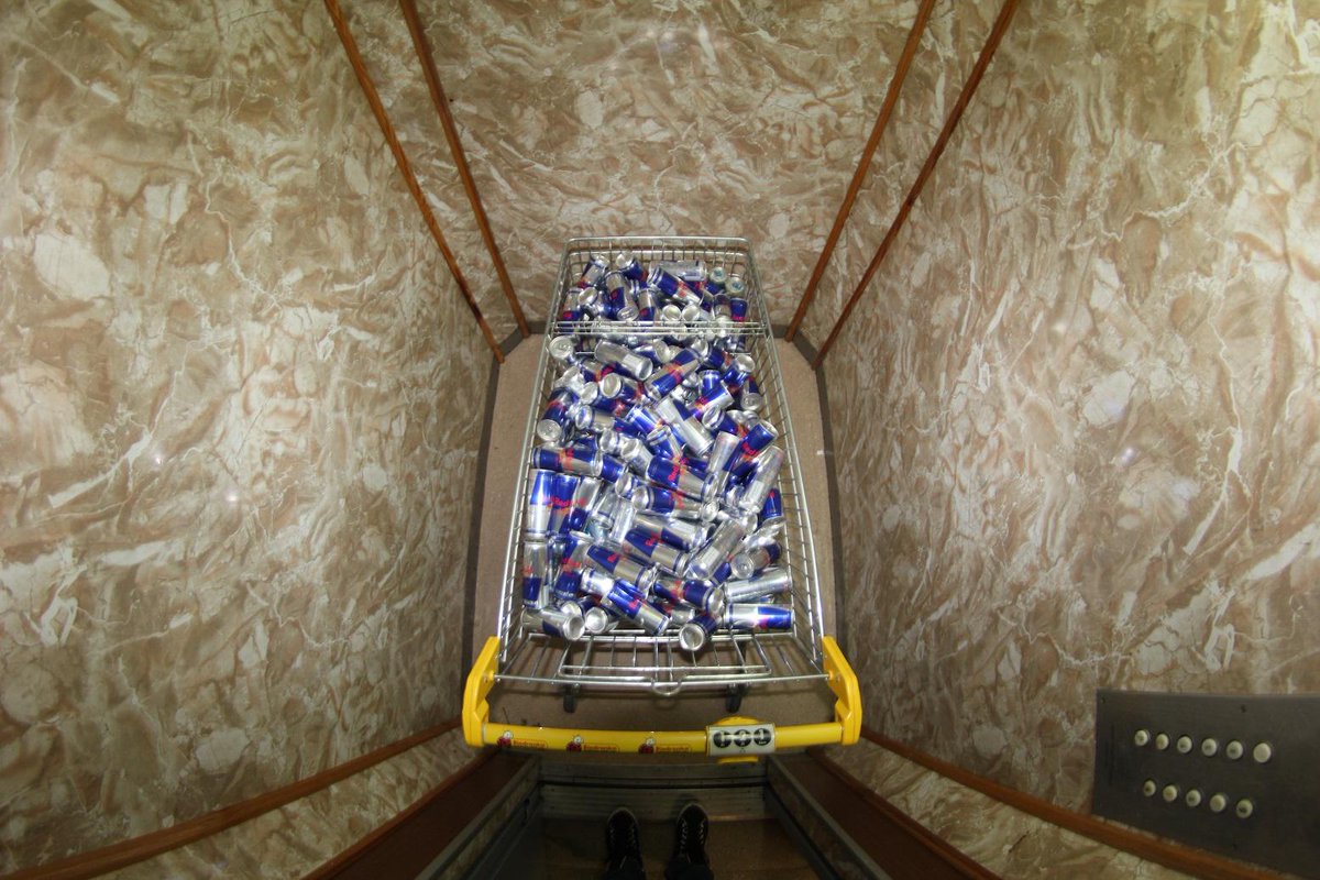 cisc00kid's tweet photo. Lista rzeczy do zdania egzaminów:
- Red Bull ? Checked.

#dodaciskrzydel #sesjaiscoming @redbullpolska http://t.co/7BU9PTeWs3