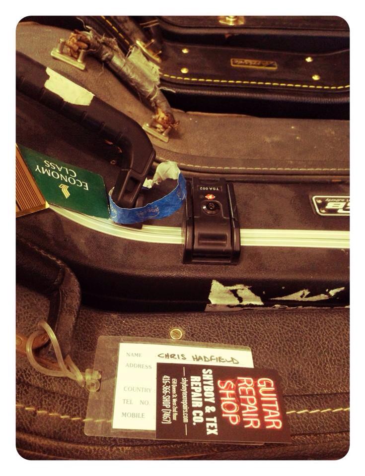 ShyboyTex's tweet photo. "Ground control to Major Tom"
#Canadian #Astronaut Chris Hadfield docked five #guitars for repairs @Cmdr_Hadfield http://t.co/SMZIqYbNP0