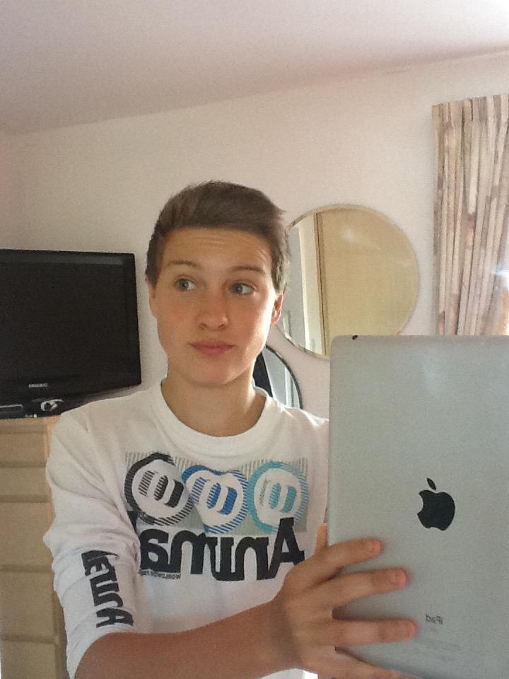 YOURE 1 8 NOW  HAPPY BIRTHDAY  hope you have a great day, Ly lots  ( could you follow me please ) 