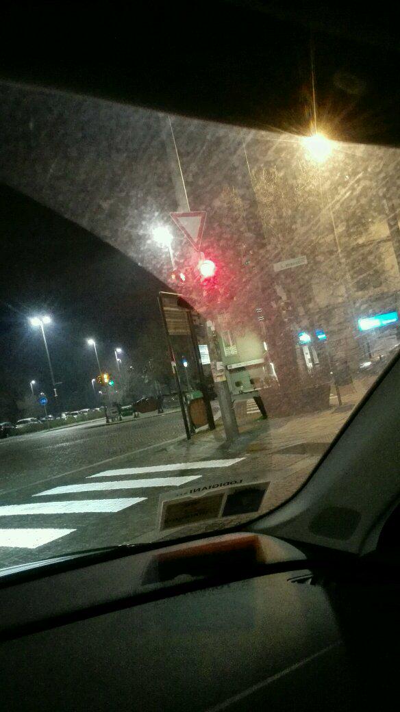 Paolo_Bargiggia's tweet photo. #Pavia, Piazza Minerva, h 00.52. Ancora i semafori attivi e nessuno in giro. Anche qui #ComunePavia incomprensibile http://t.co/0wkkLqT5Pe
