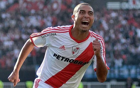 riversensacion's tweet photo. Idolo,no hay palabras para demostrar nuestro agradecimiento,viniste en el peor momento.Se retira el REY DAVID http://t.co/WjWP9GbTZY