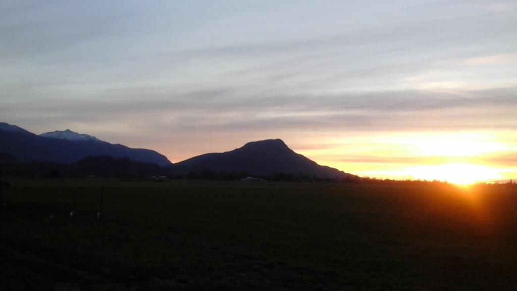 lorikerr47's tweet photo. @SoniaBeeksma 
Beautiful Evening in Chilliwack http://t.co/CjhRa2Qi8Q