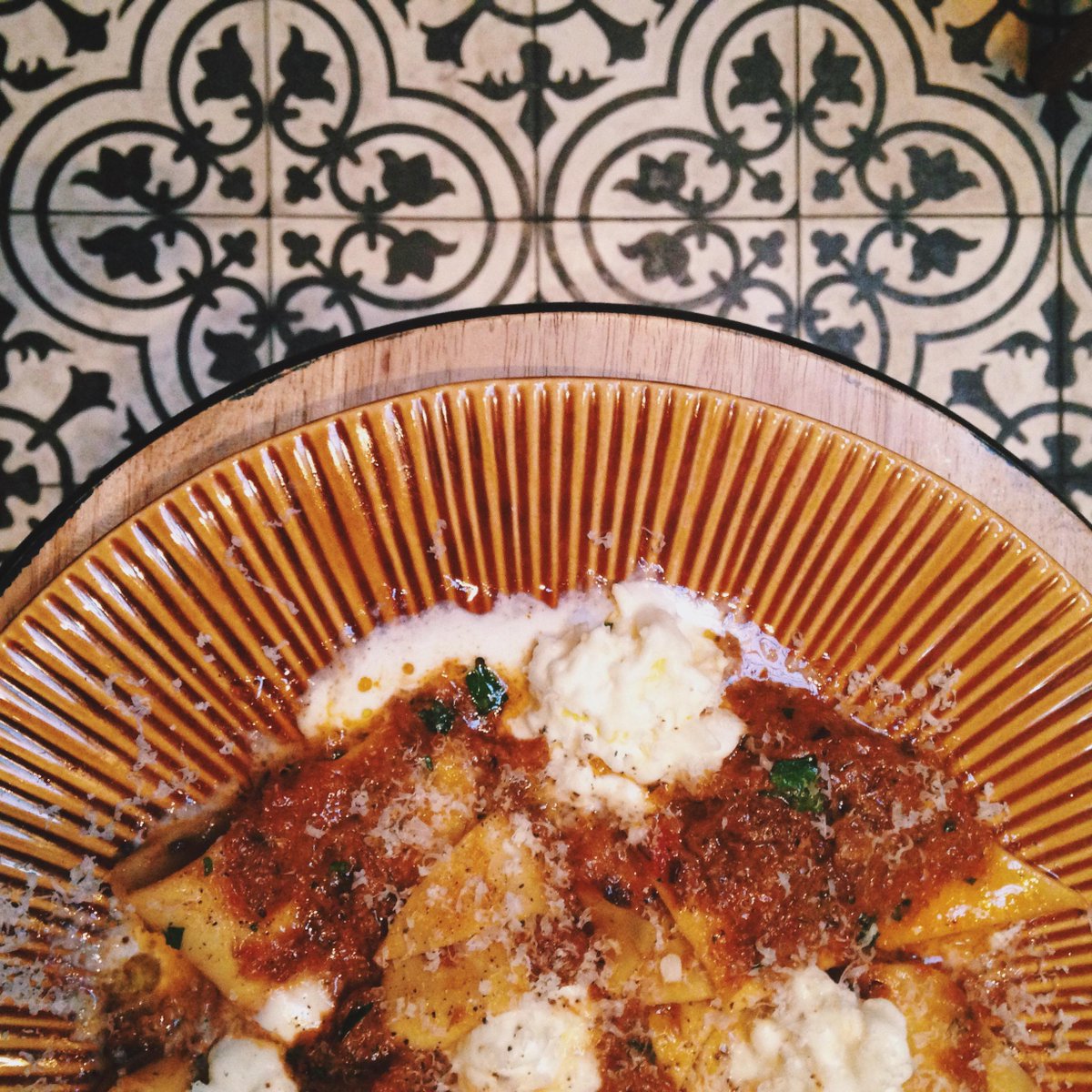 GoldiesLA's tweet photo. Meet our hankerchief pasta— braised oxtail, buffalo mozzarella, tomato sauce. http://t.co/vg9kPCuHcN