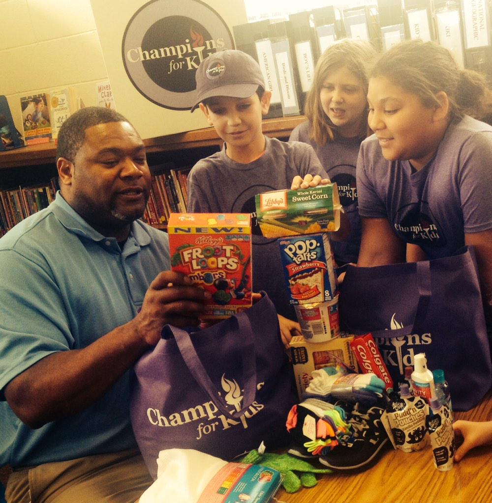 Champions4Kids's tweet image. Sneak peek of our staff handing out items today to local kids!  #SIMPLEGiving #SIMPLEService