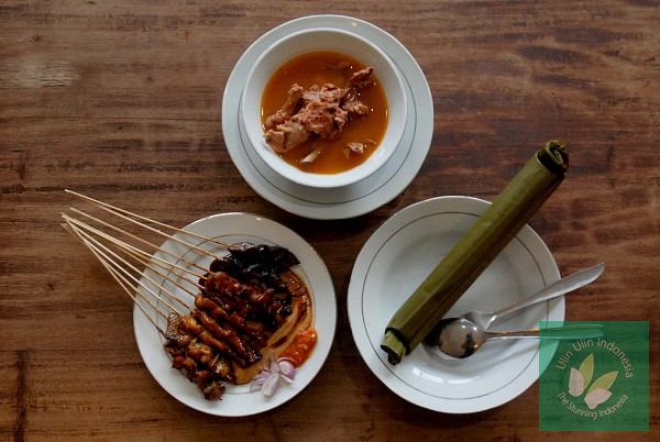 Sate ayam kampung legendaris Pak Siboen yang digemari tokoh politik hingga musisi. ulin.in/OcI #kuliner