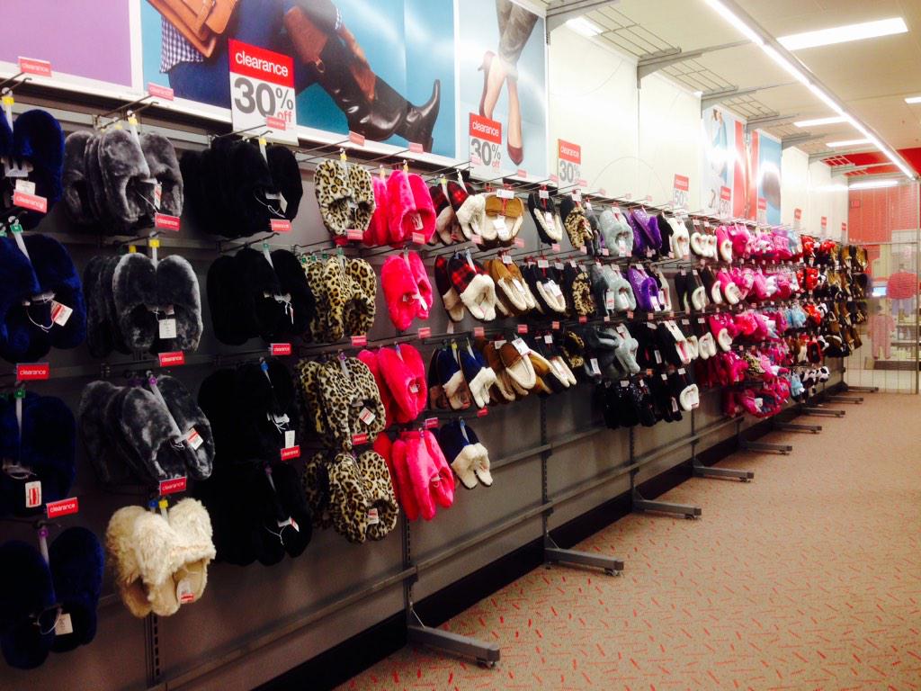 abby_nygaard's tweet photo. Need to keep your feet cozy? We've got you covered! 👍 #slipperswag @Andy_J_Fish http://t.co/b5y3o5ex3p