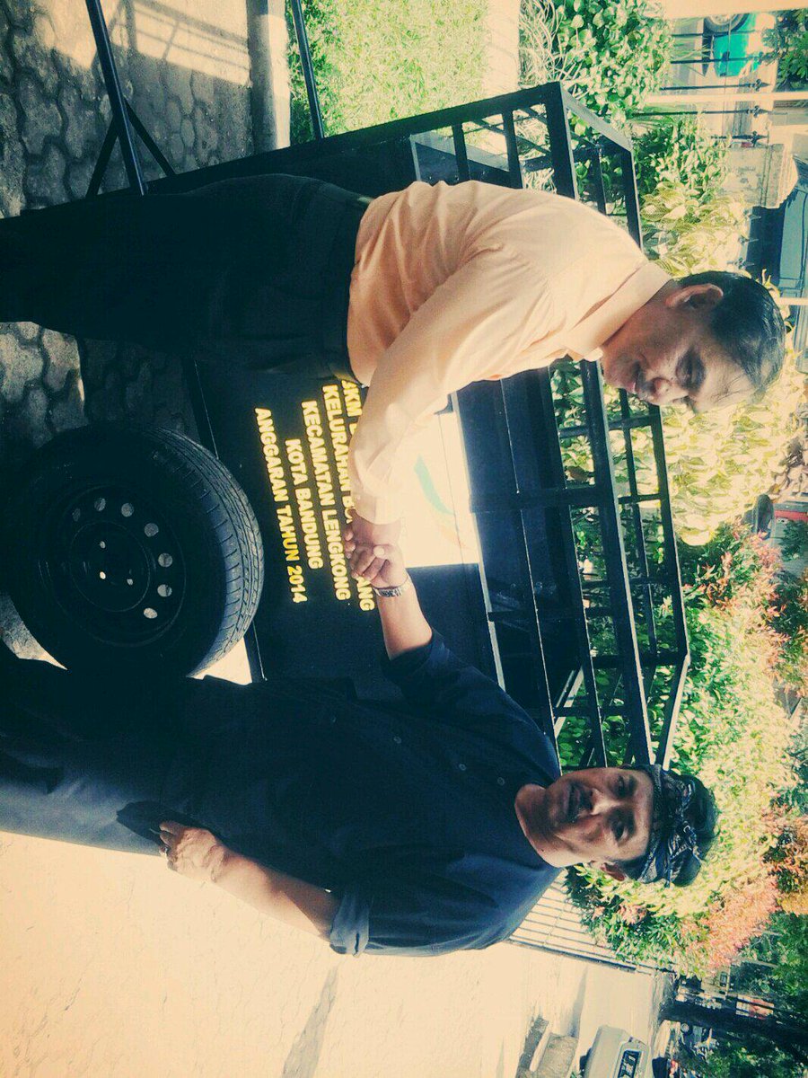 Serah terima roda sampah th anggaran 2014 program pnpm sebanyak 4 unit kpd  rw 04 rw 03 rw 06 rw 02