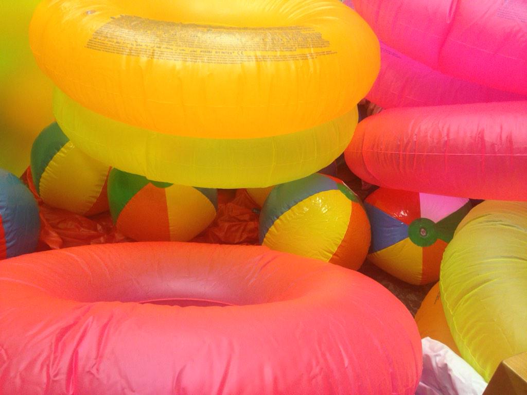 ONUClassOf2018's tweet photo. Getting ready for the Freshmen Class Polar Pool Party this Saturday! http://t.co/rKC1aSuNTb