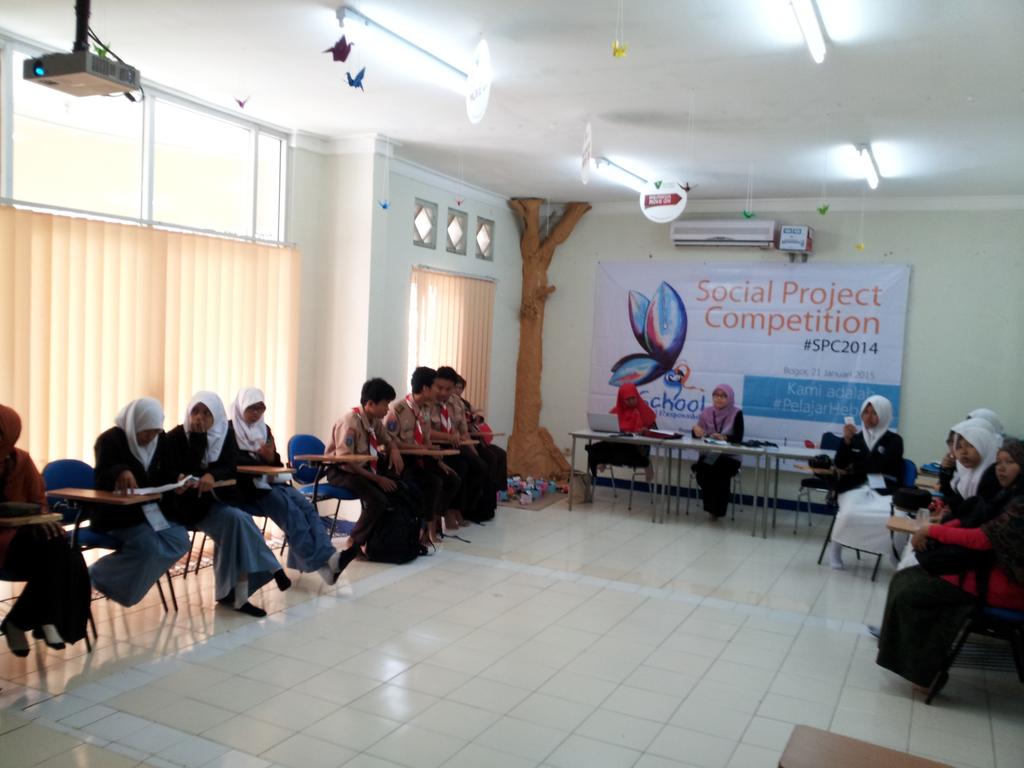 relawan_kfp's tweet photo. Ada 3 sekolah hbt yg brhasil lolos mjd 3 besar di #SPC2014: SMAN 5 TangSel,SMP Umul Mu'minin Makassar, &amp; SMA 1 Klaten http://t.co/SzzUCUNyda