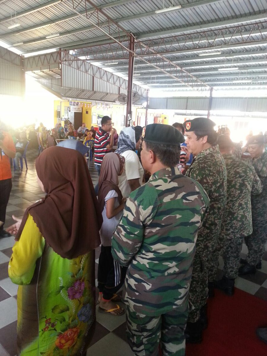 Hishammuddin Hussein ٹوئٹر پر Terus Kita Bantu Comms Timbalan Menhan Dato Rahim Bakri Melawat Mgsa Banjir Yg Dpindahkan Ke Kem Plkn Gua Musang Http T Co Fkb55xacot
