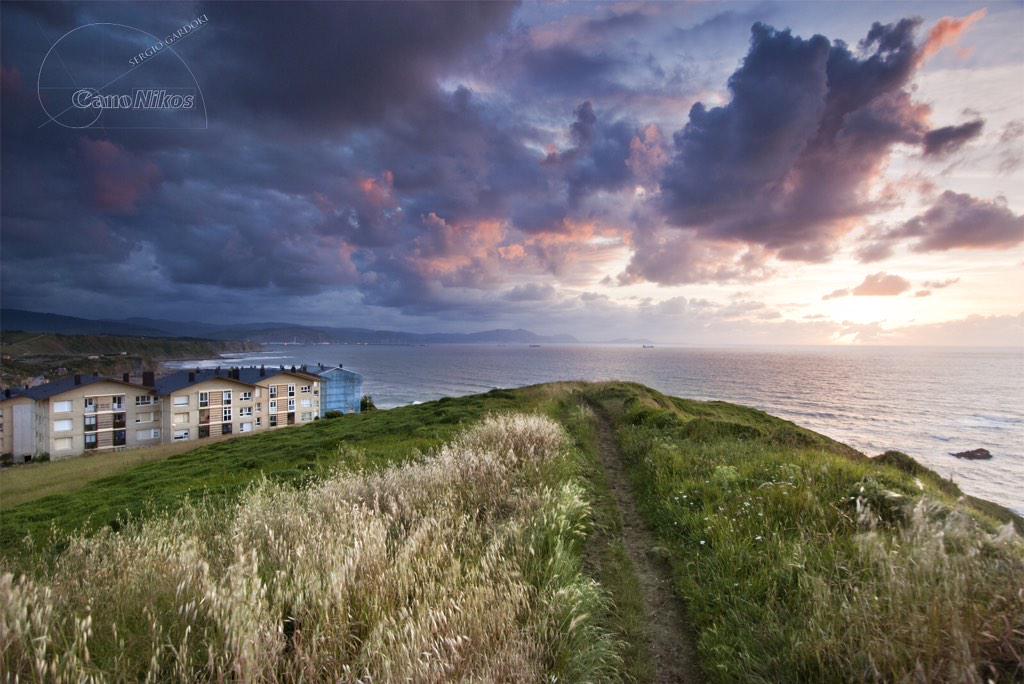 canonikos_photo's tweet photo. "Calma antes de la tempestad" by @SergioGardoki 

Nikon D200,13mm (19 mm. eq), f/8, 1/13, ISO100, degr. suave 3 stop. http://t.co/hbKfHujnQr