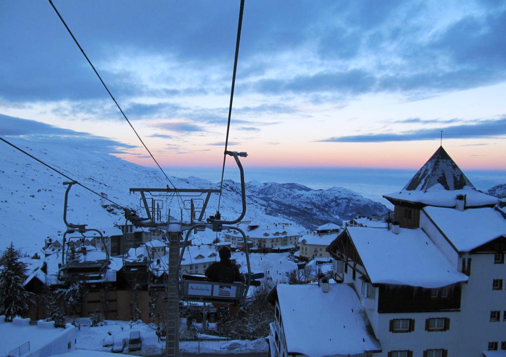 websierranevada's tweet photo. Precioso amanecer en #SierraNevada. Previsión apertura: 80,89 km http://t.co/YUbgErYaBn Espesores de 60 a 200 cm http://t.co/NwtuvUWP11