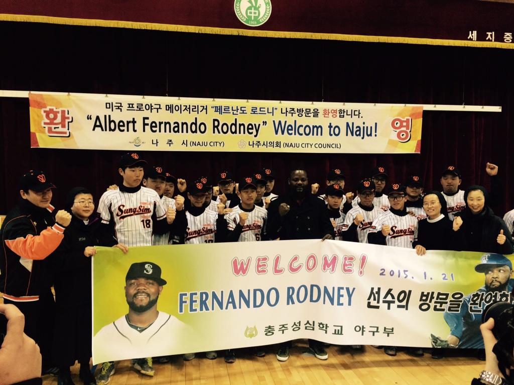 1060consulting's tweet photo. MLB메이저리그 시애틀 매리너스 페르난도 로드니 충주성심학교 야구팀이랑! #FlechaCorea #ShootThatArrow #LetTheArrowFly @MLB @Mariners @usembassyseoul http://t.co/2rIuYf90B1