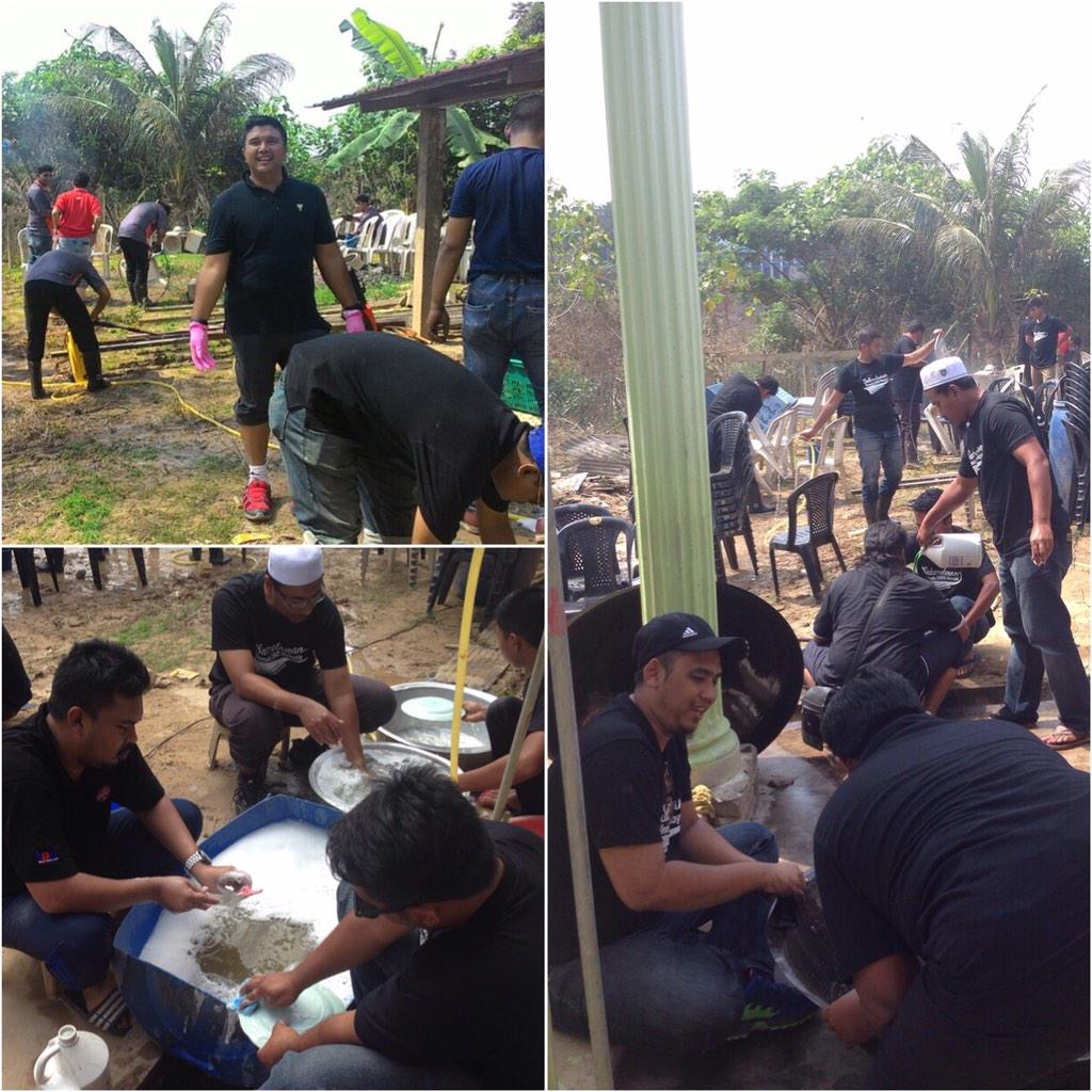 PemudaUMNOMy's tweet photo. .@Zuhri bersama Sukarelawan dari @AKHI_Comms  membersihkan lokasi yang ditimpa banjir di Temerloh. #BanjirMove http://t.co/wv2lG5xSIr