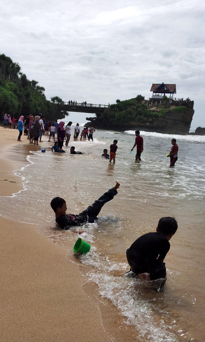 JengHeline's tweet photo. ± 2 jam dr Jogja #wisatajogja #pantaikukup cantiik jika air surut batu karang akan keliatan bisa nangkap ikan2 keciil http://t.co/YebFmTyyTD