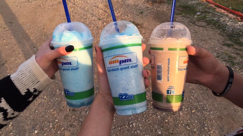 zydneyypaigee__'s tweet image. We legit walked to ampm from heritage ... again #nocarproblems