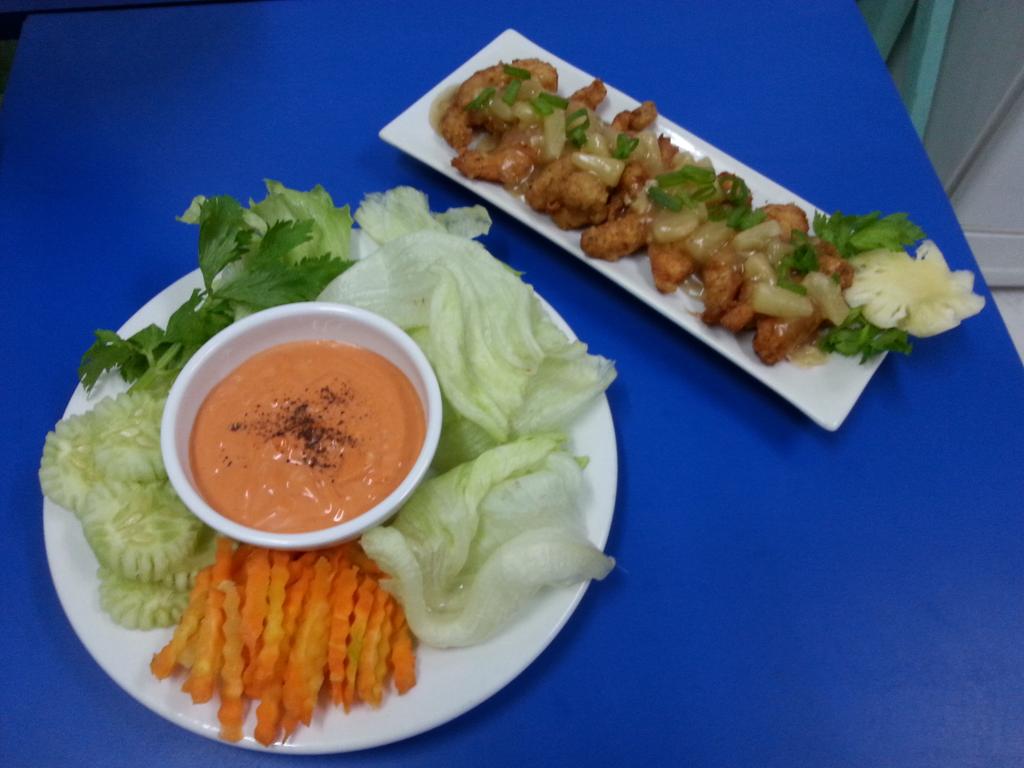 23rondizon's tweet photo. Chicken pineapple and salad. BSHRM http://t.co/Tgvm87FZx4