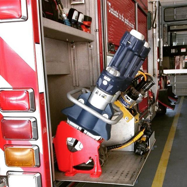 AFireStation's tweet image. Found this cool photo, not mine New install today- 60 degree mount angle #hursttools #rescuetools #rescuetoolmoun...