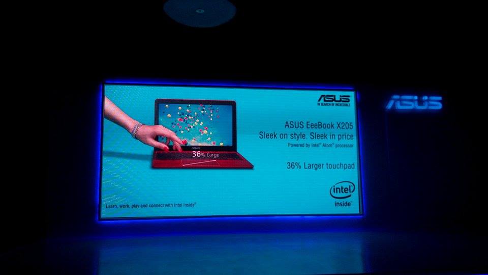 gizbot's tweet photo. Asus Eeebook #X205 weighs less than 1 kg, equipped with Smart Gesture Technology & 36% Larger Touchpad.@ASUSIndia http://t.co/MziLwbjXNJ