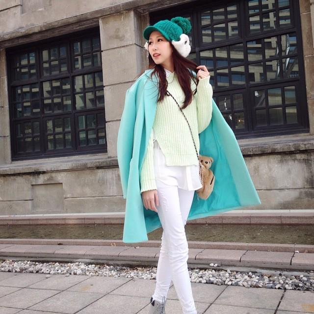 kellypanjiali's tweet photo. 时不时仰望一下天空,
告诉自己今天很好。
👸#kellyootd 🎩#cornucopia
👚#breadnbutter #breadandbutter 👔#5cm #itsgp 👚#stylenanda 👖#zip 👛#jo... http://t.co/FQAqAK90j7