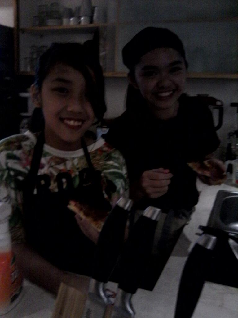 Nicole_JrMCI's tweet photo. Selamat malam NicoleHolics. Its me &amp; @audreyJMCI2  :) http://t.co/iJH7avCxVP