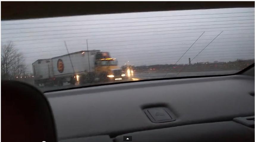 Cooler gehts kaum. LKW rast quer auf dich zu, aber der Typ filmt locker weiter radio886.at/index.php?id=5…