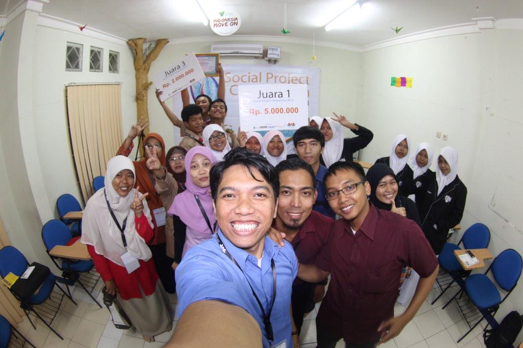 relawan_kfp's tweet photo. Kalau ini keseruan saat selfie bareng2 😍😍 #SPC2014 #PelajarHebat http://t.co/Cj40lRpRmA