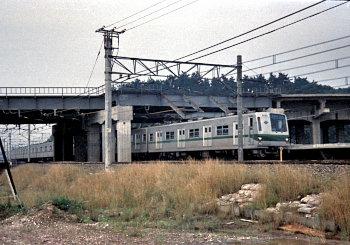 zemikuma's tweet image. 開業前の新松戸駅 今から44年前は草っ原一色だったようで…  同地点では現在建物が隣立しているのでこのような写真をとるのは全く不可能！ 営団6000系が停まらずに通過している様子の写真です