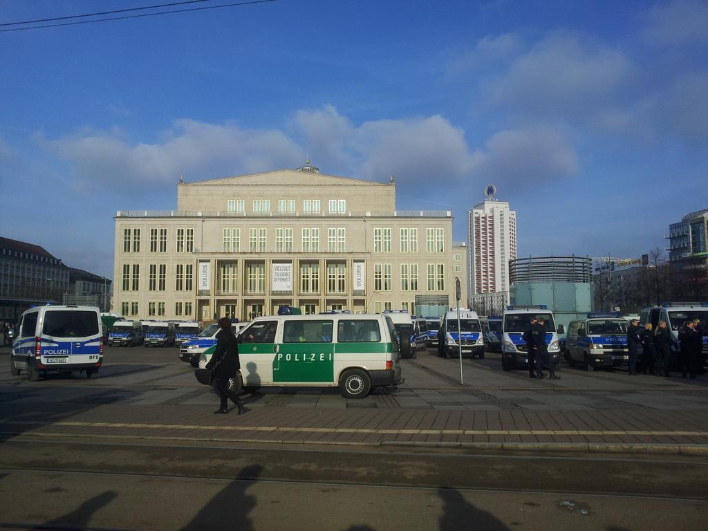 #Leipzig rüstet sich für #Legida und #Nolegida. Schon ganz schön was los auf dem #Augustusplatz