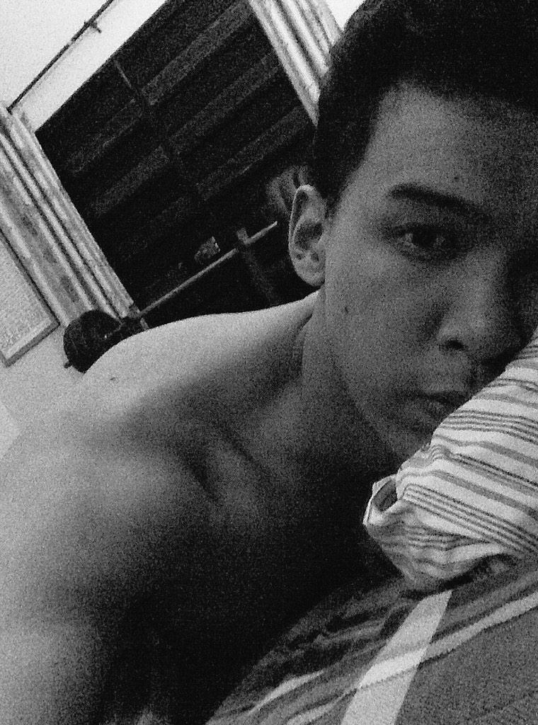 yourcapricorn14's tweet image. "@VieoLopez: Lying on my belly cures insomnia. #ItDoesnt http://t.co/6mFVPsf9Y8"