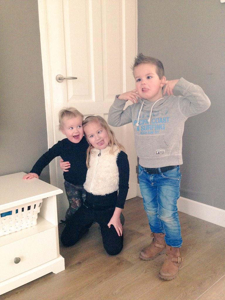 Y0ungest's tweet photo. Soms vraag je je af van wie ze t hebben, en soms ook niet. #leukekids http://t.co/MJ8CulvTs5