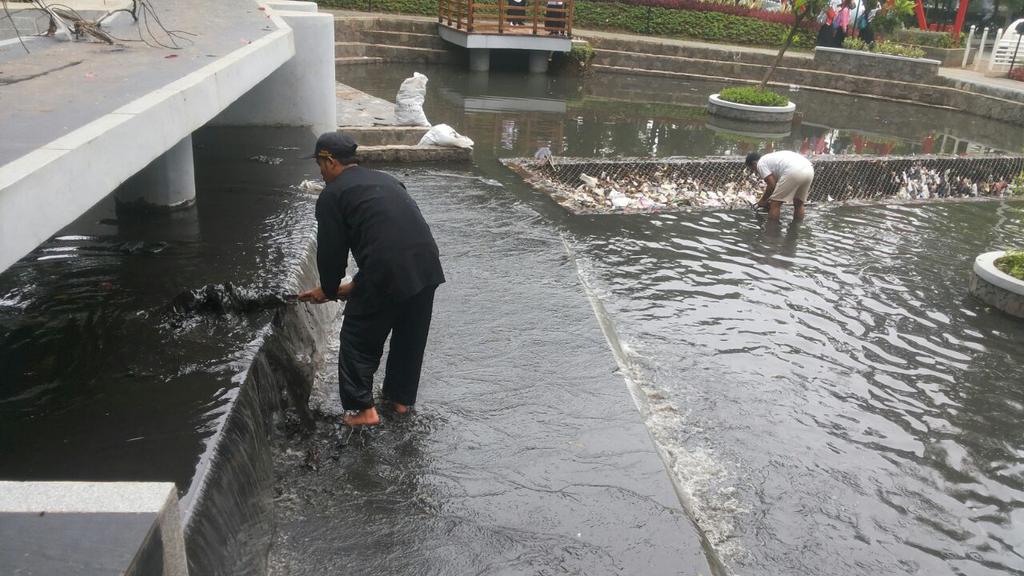 DSDABMKotaBdg's tweet photo. @ridwankamil @OdedMD @yossiirianto @DiskominfoBdg @infobandung 21/1 | Kondisi Kolam Retensi Taman Lansia #Prawed http://t.co/GfJXxHLGlb