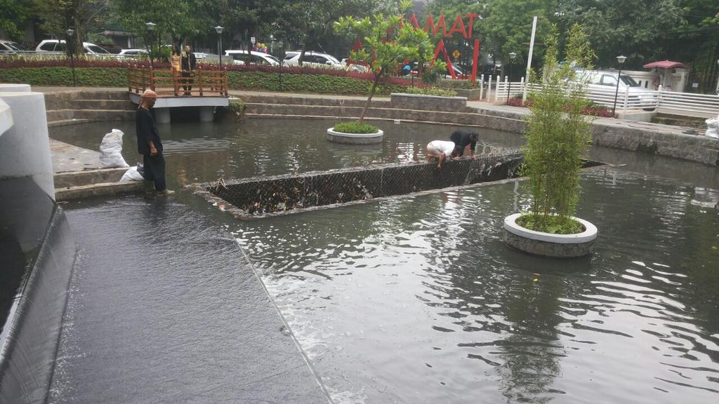 DSDABMKotaBdg's tweet photo. @ridwankamil @OdedMD @yossiirianto @DiskominfoBdg @infobandung 21/1 | Kondisi Kolam Retensi Taman Lansia #Prawed http://t.co/GfJXxHLGlb