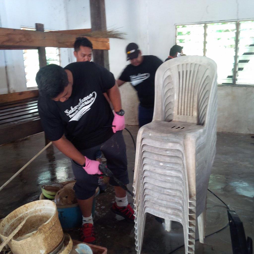 Zuhri's tweet photo. Nak basuh smp mcamana?. Smp putih. Putih mcamana? Macam Qu Puteh , Qu Puteh . @ Temerloh #BanjirMove program this am http://t.co/Q8EJnB6fsk