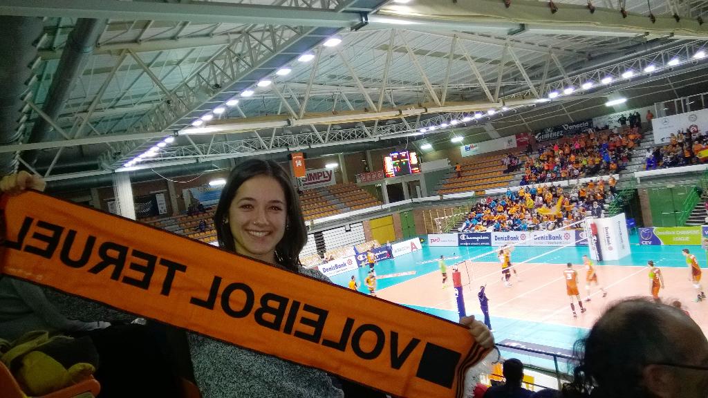 ireponz's tweet photo. Partido Champions #CaiVoleibolTeruel-Lokomotiv http://t.co/bSxUhgo7ie