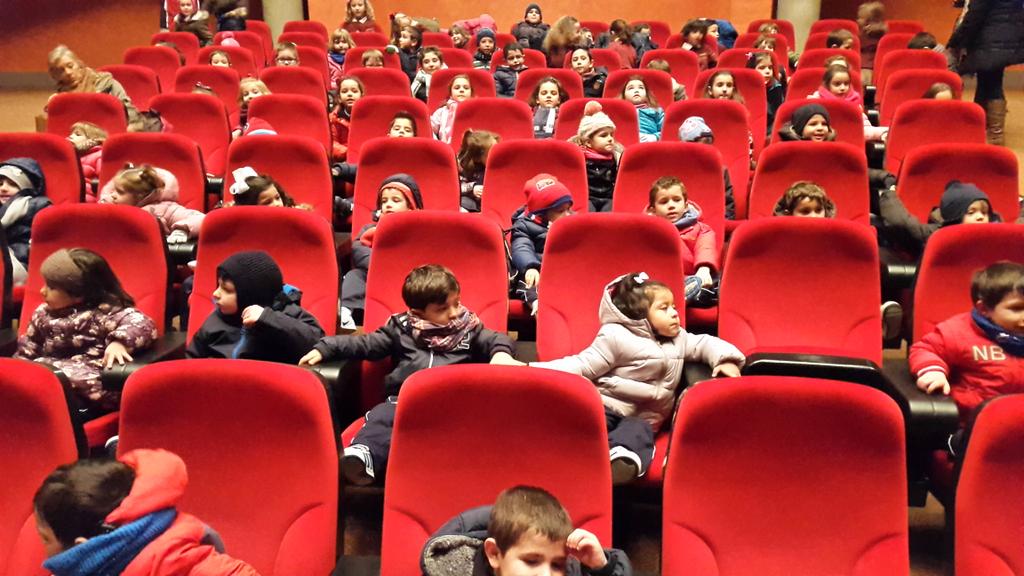 El #Teatro se llena hoy de pequeños espectadores que van a disfrutar de una divertida obra en inglés.