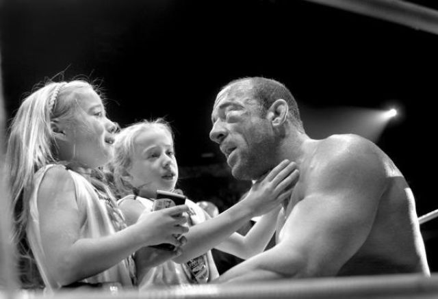 RaiRobledo's tweet photo. Los hijos de Mark Coleman con su padre después de un combate http://t.co/NObAc6uwEI